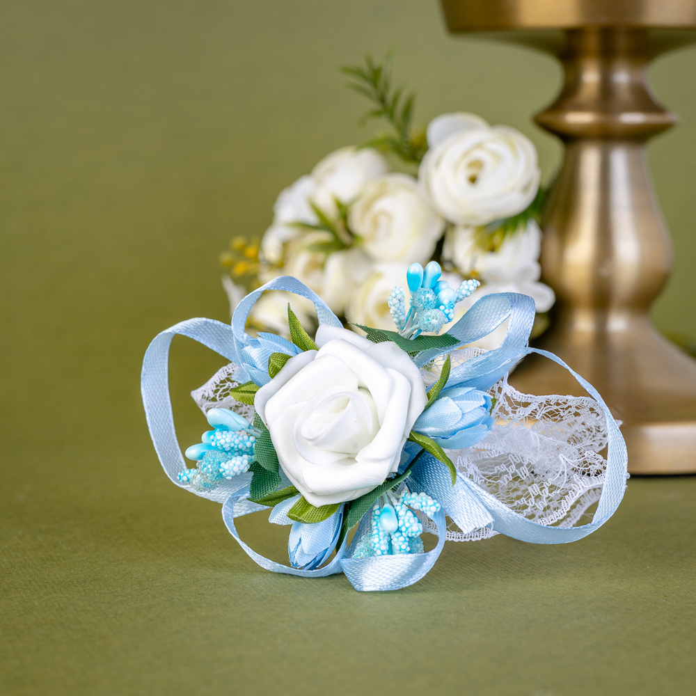Свадебный браслет для подружек невесты и свидетельницы "Голубые ягоды" на белой кружевной резинке, с #1