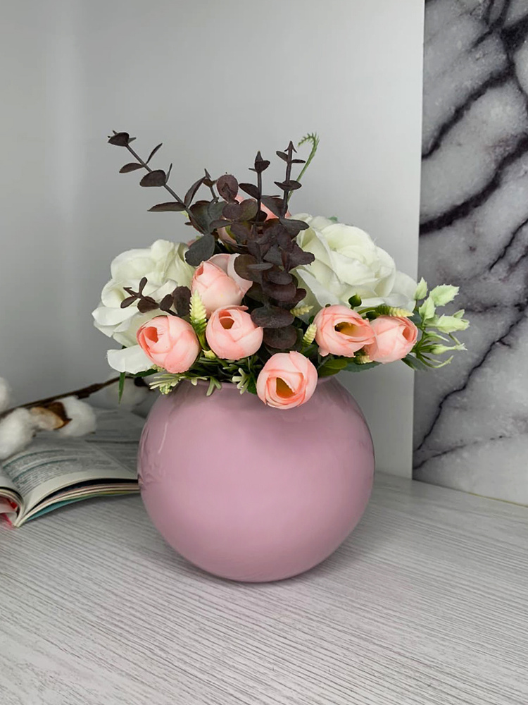 Букет из искусственных цветов в вазе