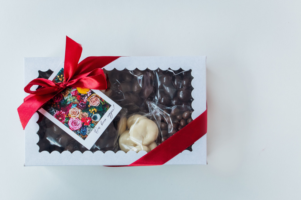 Подарочный набор ассорти орехи и ягоды в шоколадной глазури, бокс полезных сладостей в подарочной коробке. #1