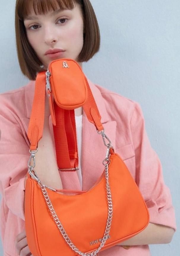 яркая сумка оранжевого цвета в женском образе