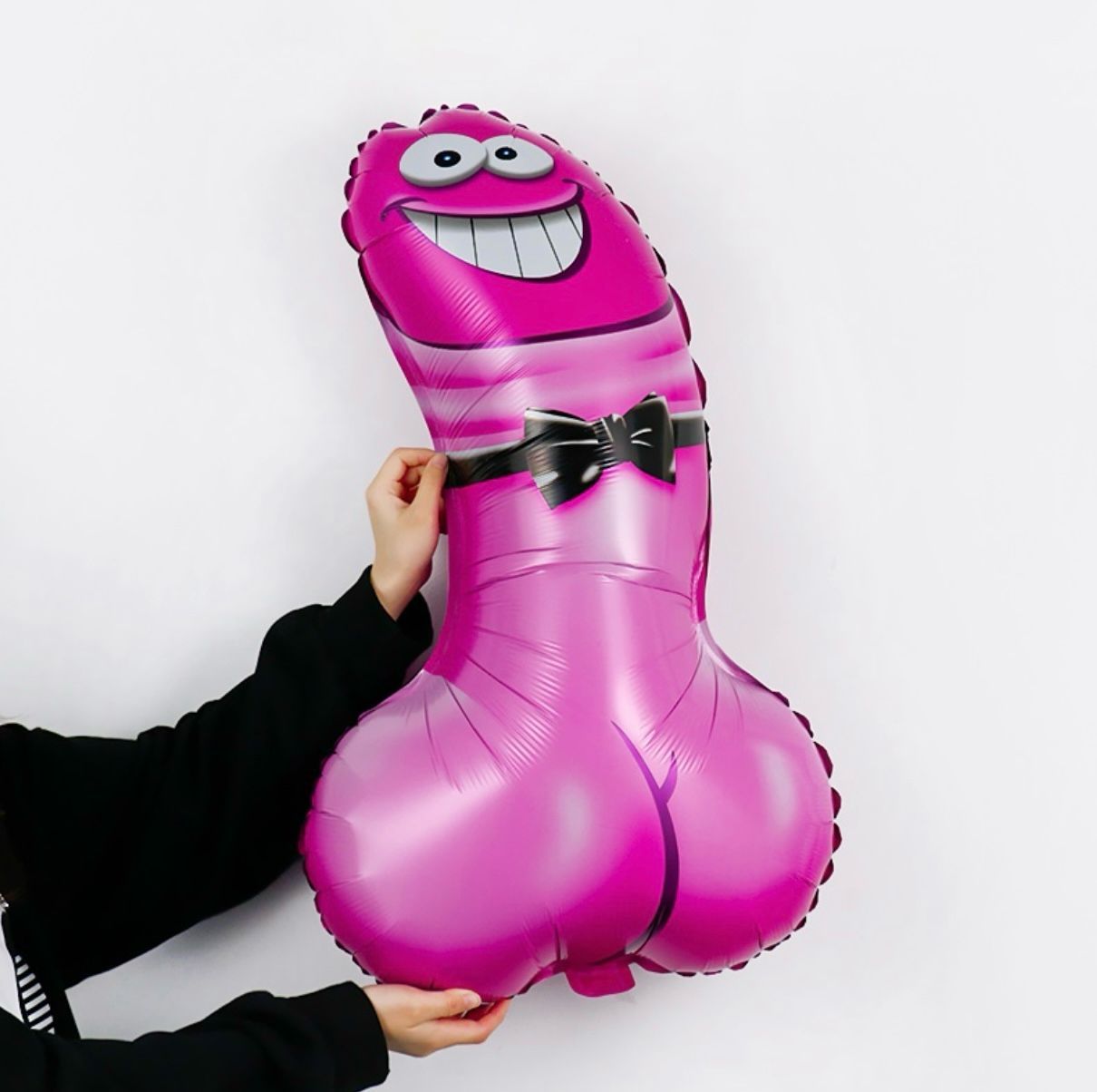 Қыздардың шеңбер бойымен айналып өтуі туралы бейне.