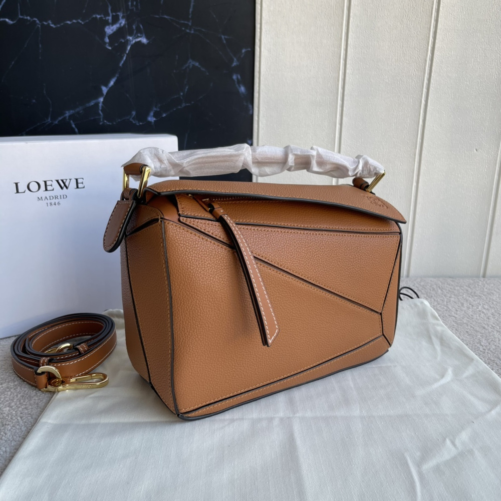 Loewe bag. Loewe Madrid сумка. Анималистичные сумок Loewe. Сумка кисет Loewe. Loewe сумка КАД.