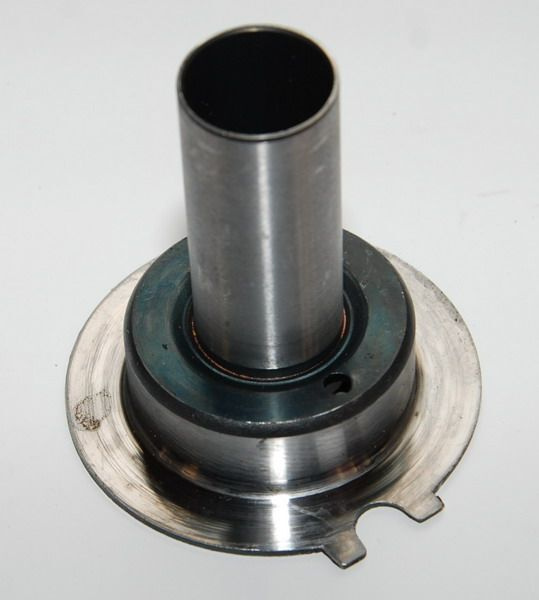 Втулка направляющая выжимного подшипника ваз 2101. Втулка направляющая кпп ваз 2101. Втулка направляющая кпп 2108-2110. Втулка направляющая первичного вала 2101. Втулка выжимного подшипника ваз.