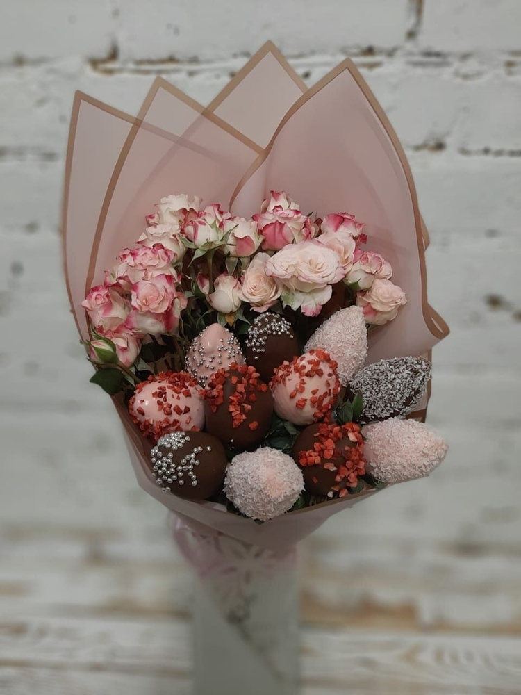 Букет из клубники в шоколаде с кустовыми розами, 11 ягод / съедобный ...