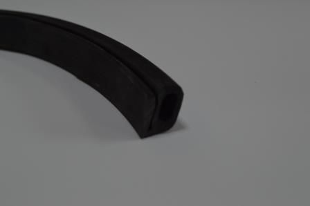 Профиль резиновый уплотнительный е-образный черного цвета. Основание 15 мм, высота 15 мм. Длина 10 метров. #1