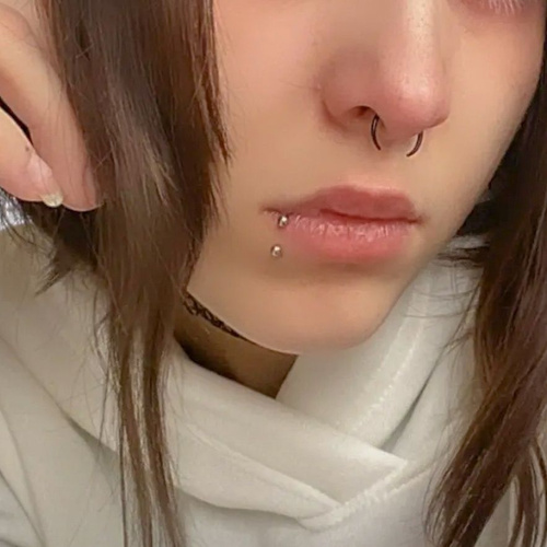 Порно менің кискамды сорады Интернеттегі кеуделерді қарау