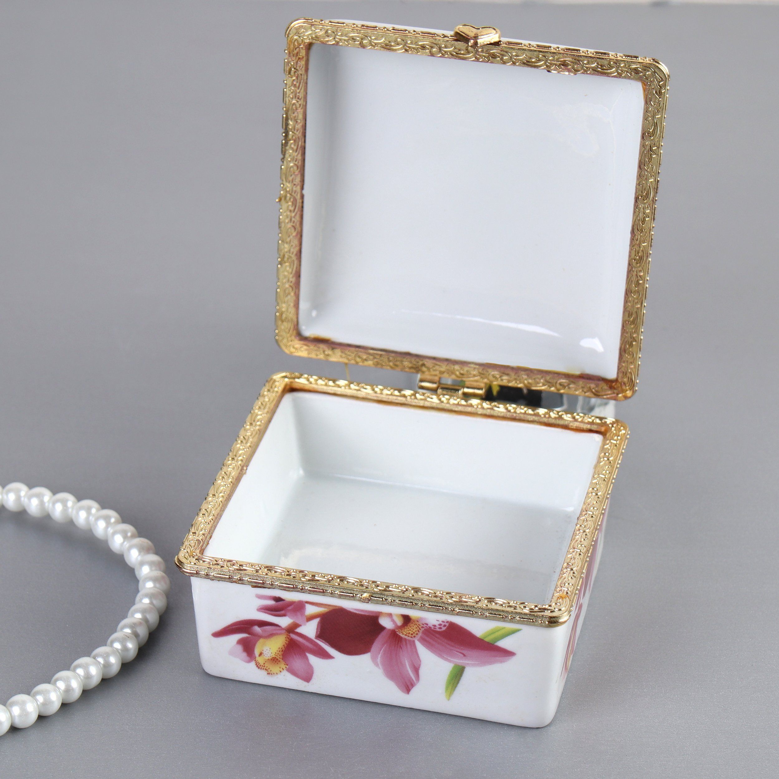 Шкатулка керамическая, 10х10х5,5 см. Шкатулка керамическая, 10х10х5,5 см.