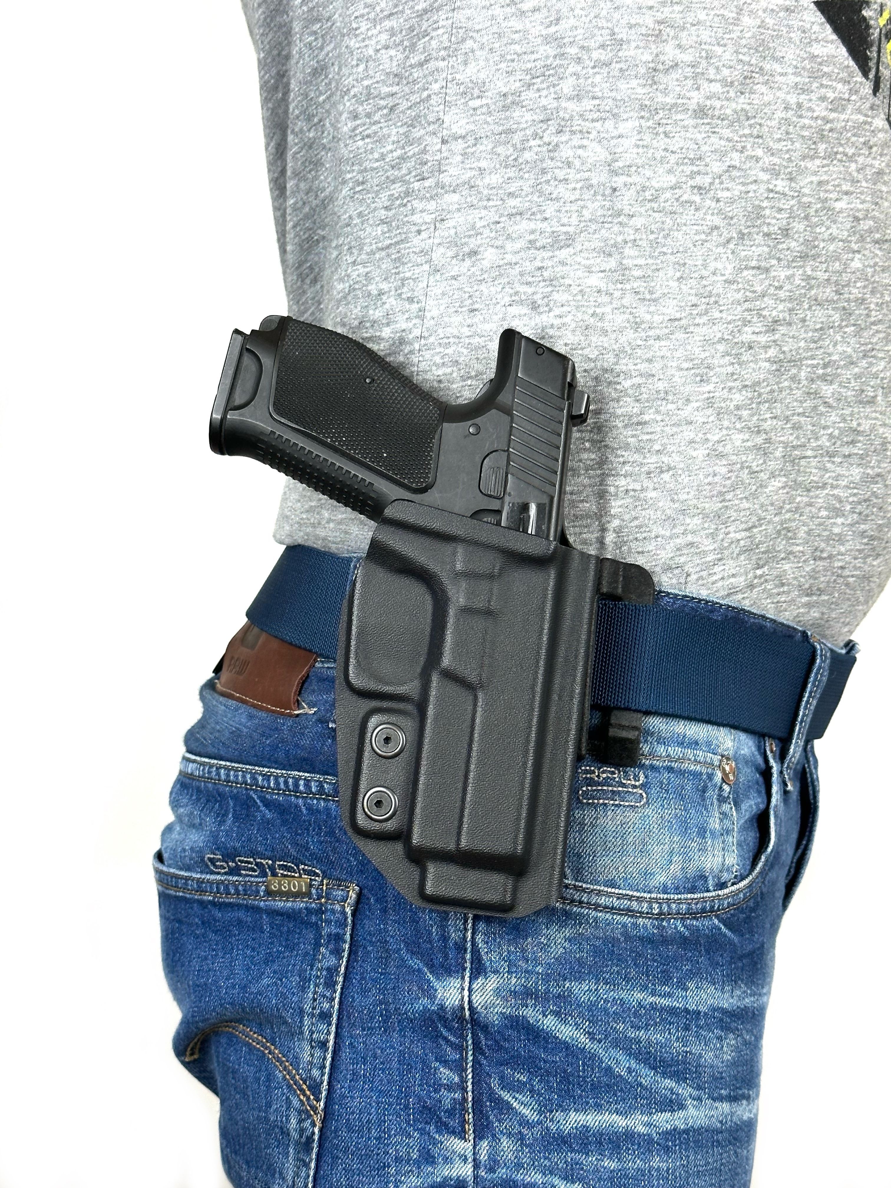 Порно: әйел еркекті жұлқылайды