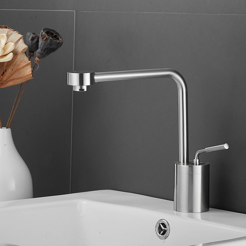 матовый хромированный смеситель в современной ванной