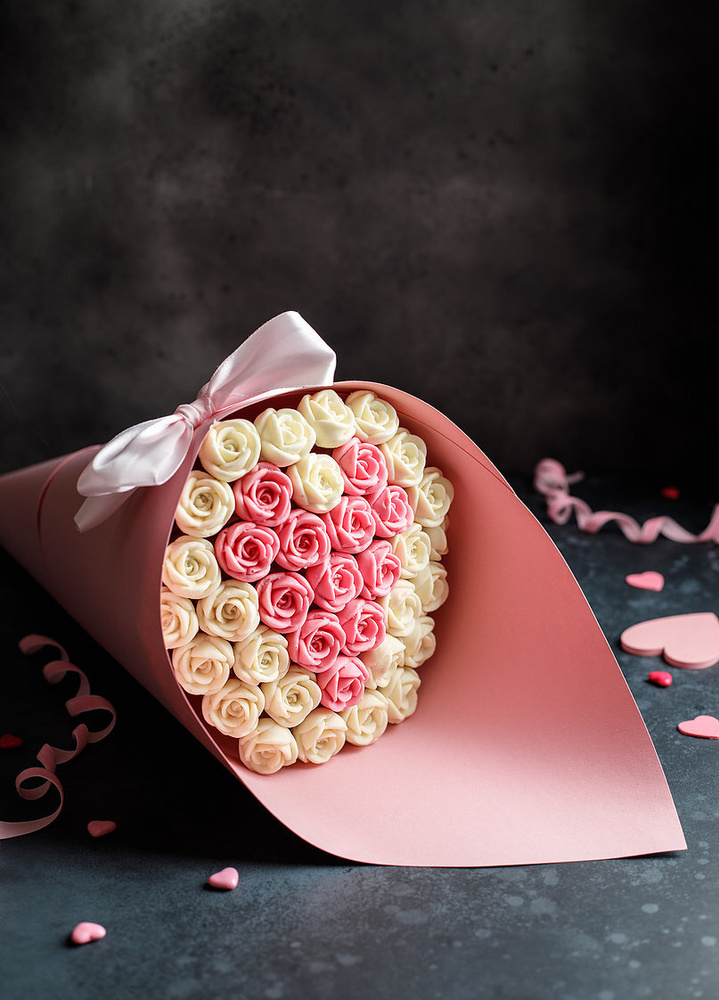 Сладкий Букет из 37 шоколадных роз CHOCO STORY в розовой упаковке из белогои розового бельгийского шоколада с узором сердце, 444 гр. B37-R-BR-S -купить с доставкой по выгодным ценам в интернет-магазине