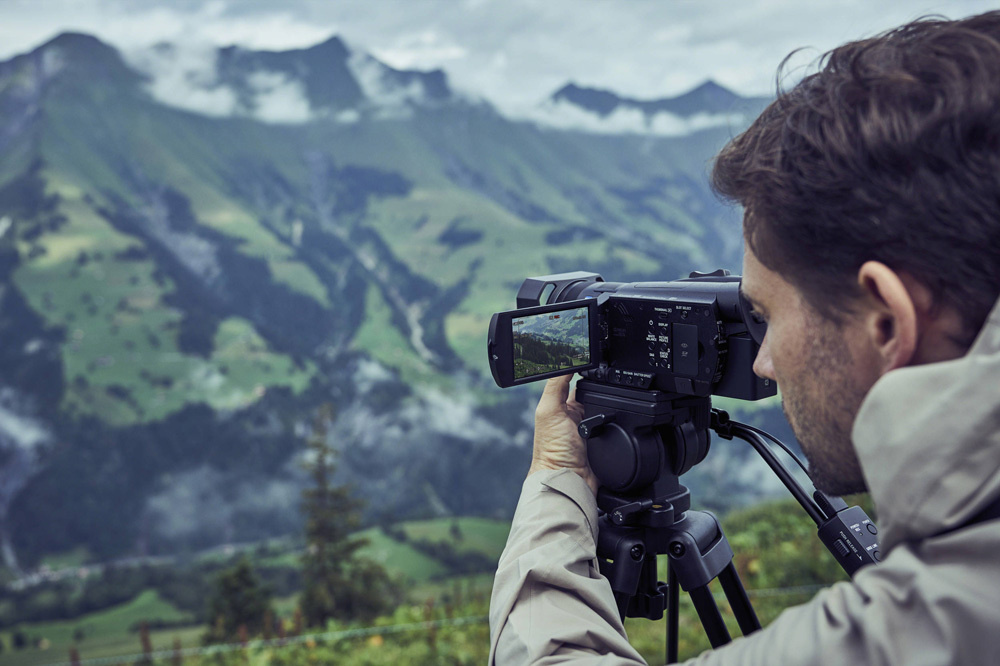 Видеокамера Sony FDR-AX700 3840×2160 4K - купить по выгодным ценам в ...