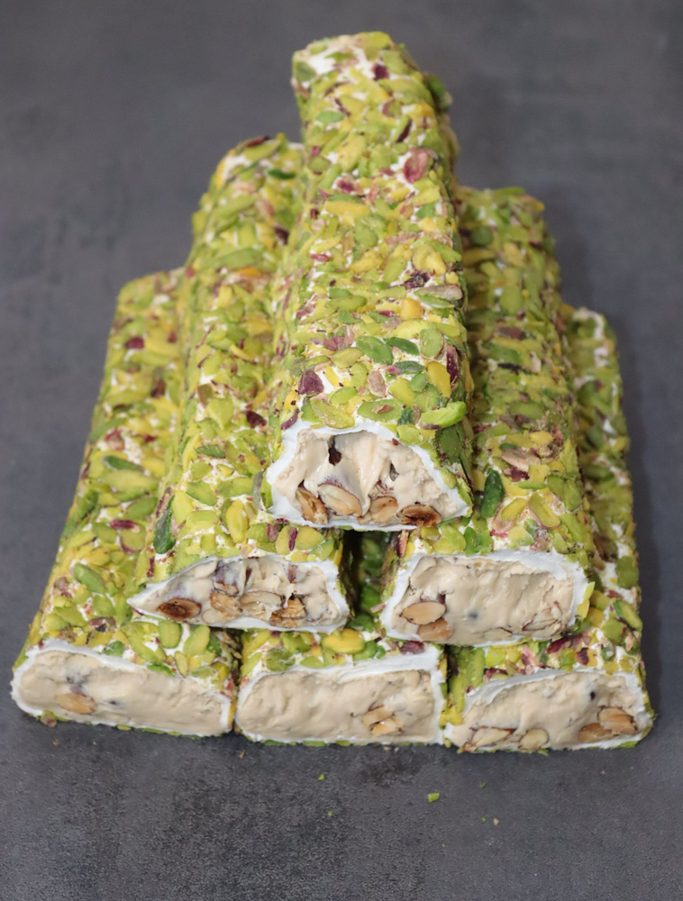 Рахат лукум Турецкий c фундучным кремом и миндалём покрыт дроблеными ...