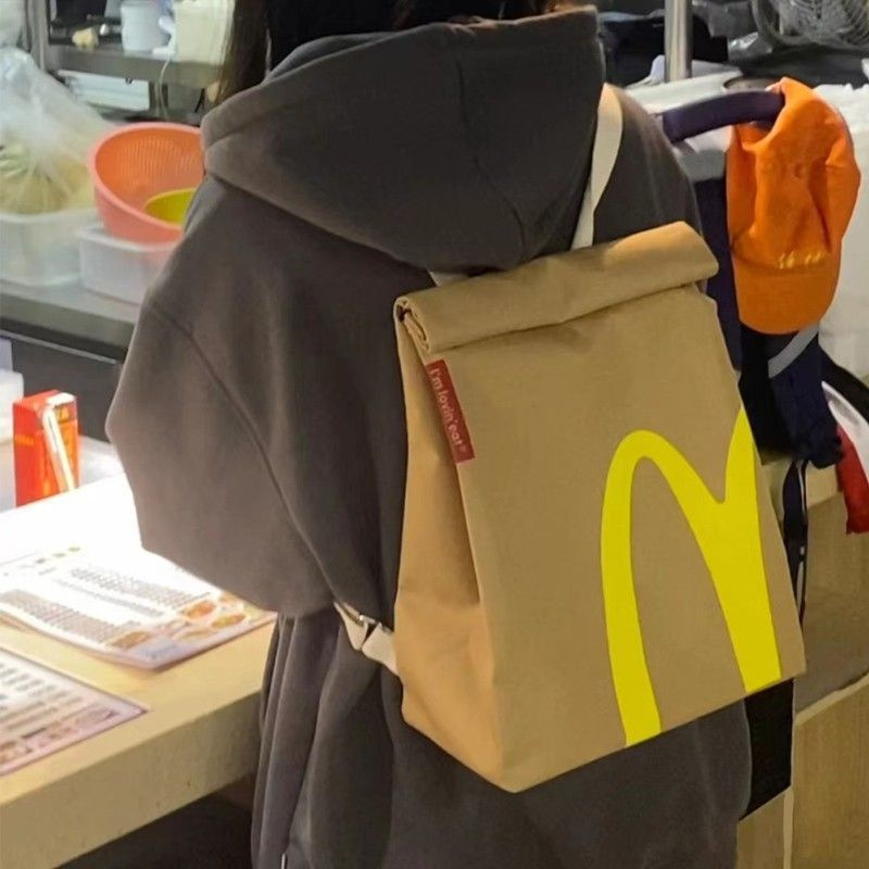 «Вы покупаете историю»: москвич продает бумажный пакет из McDonalds за полтора млн рублей