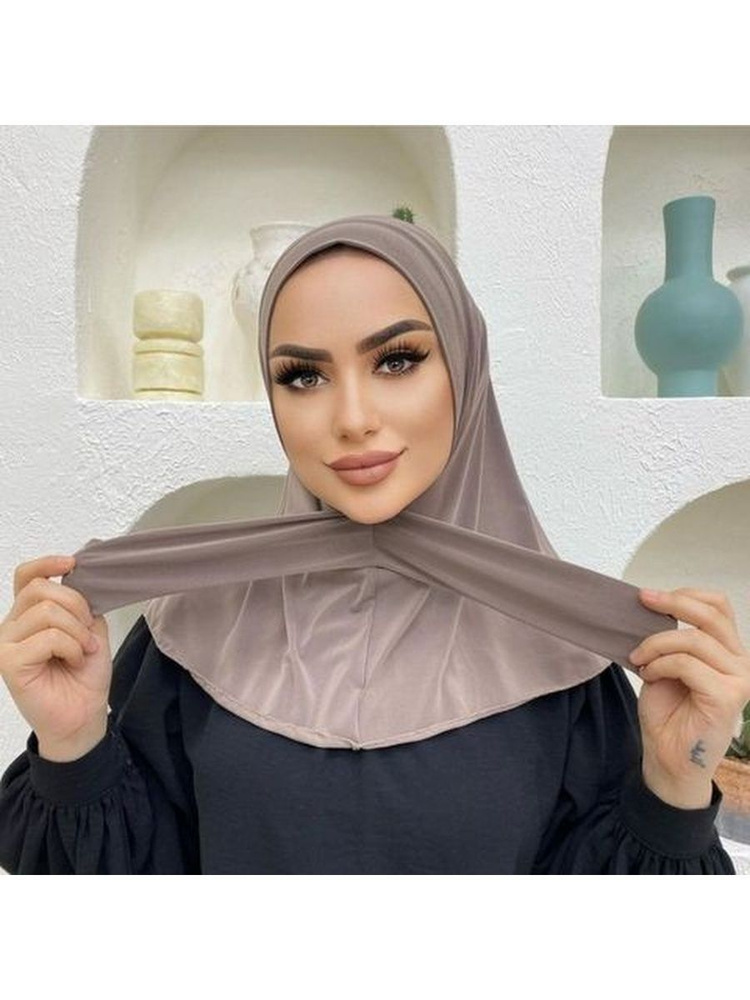 Hijab girl smiling: изображения без лицензионных платежей