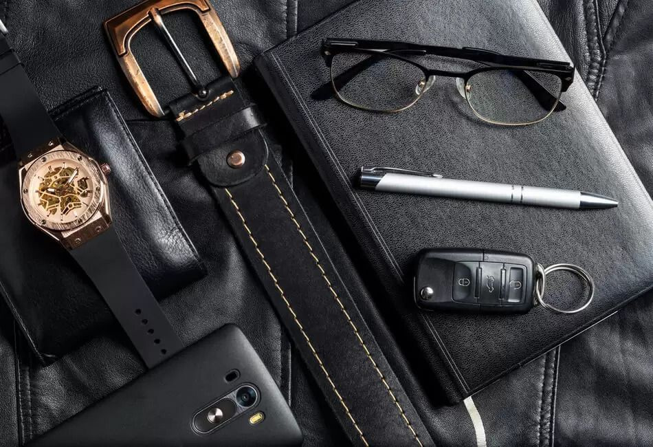 мужские стильные аксессуары часы сумка ремень на столе