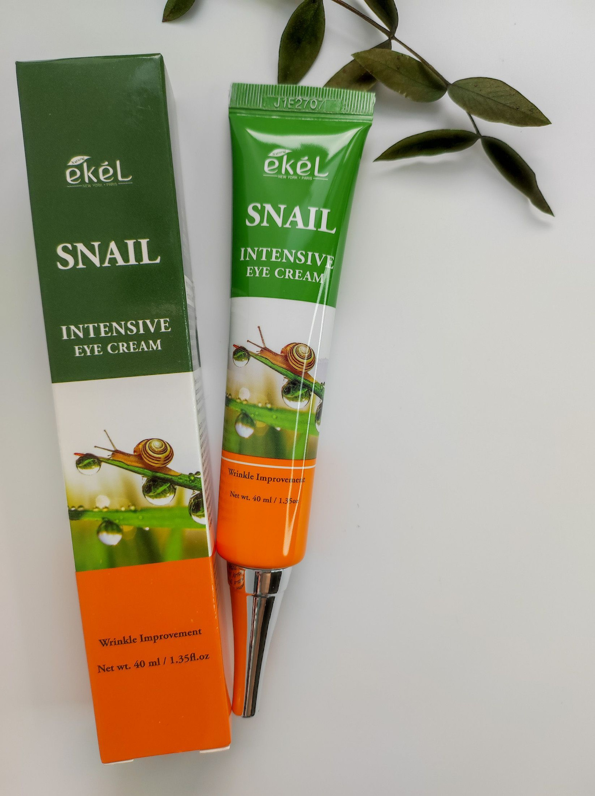 Регенерирующий крем для кожи вокруг глаз Ekel Snail Intensive Eye Cream с муцином улитки помогает улучшить кожу в области глаз, уменьшает морщинки и сделать кожу более эластичной и плотной