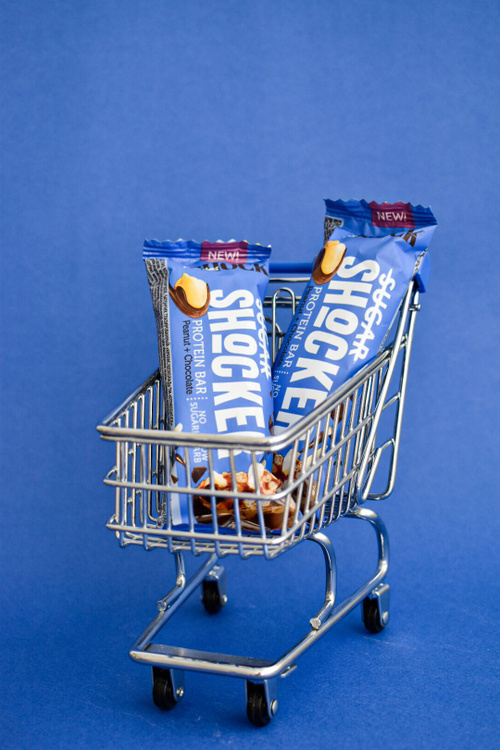 Вилейкадағы жалаңаш қыздар Erkiss TV қожайынның мысығын жалайды