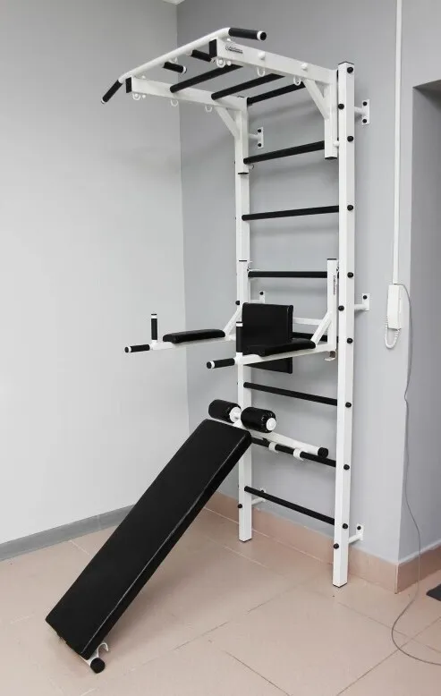 Шведская стенка с рукоходом, брусьями, скамьей для квартиры и дома, вариант