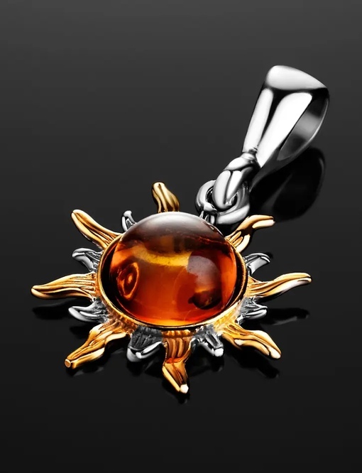янтарное украшение на солнце