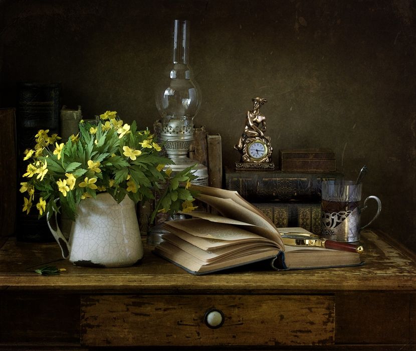 старинный письменный стол с чернильницей и утренним светом