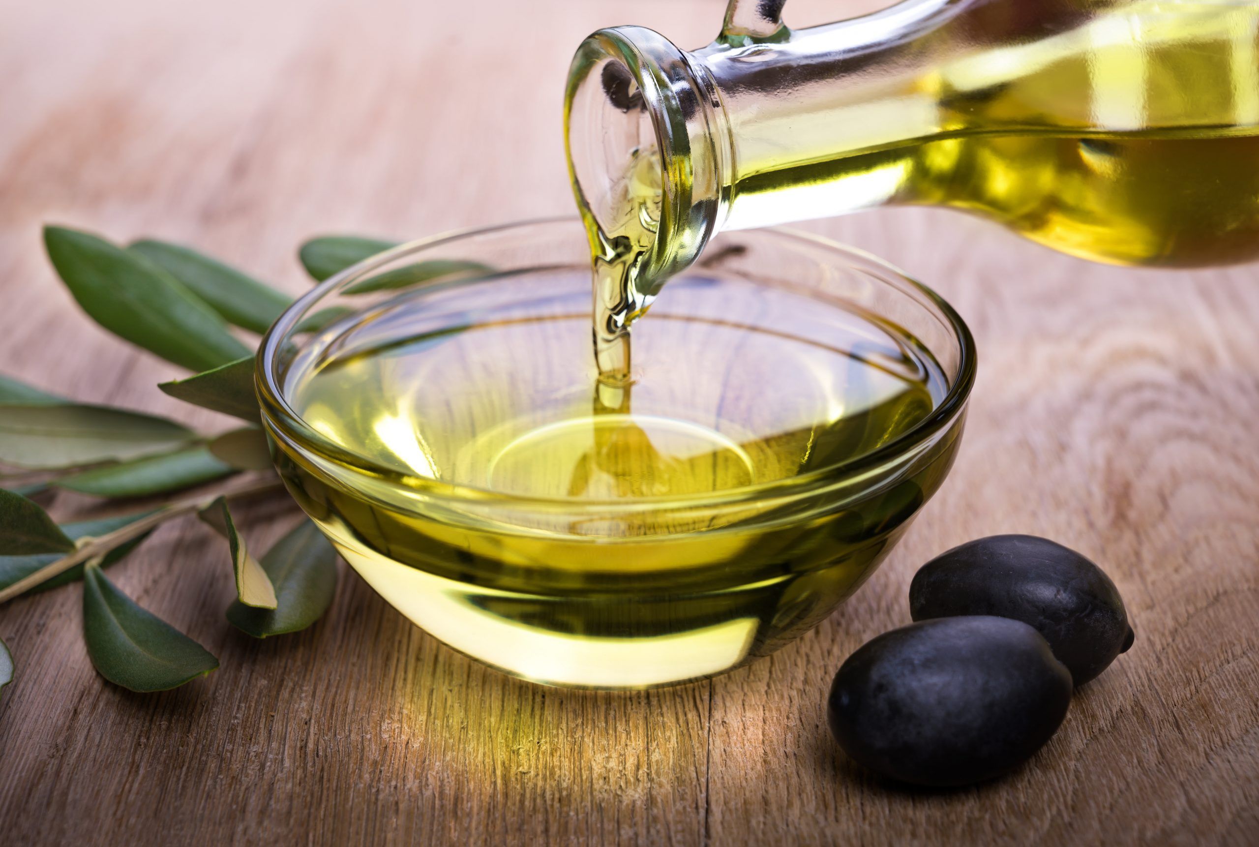 Оливковое масло в пост. Оливковое масло. Салат с оливковым маслом. Оливковое масло в соуснице. Масло из оливок.