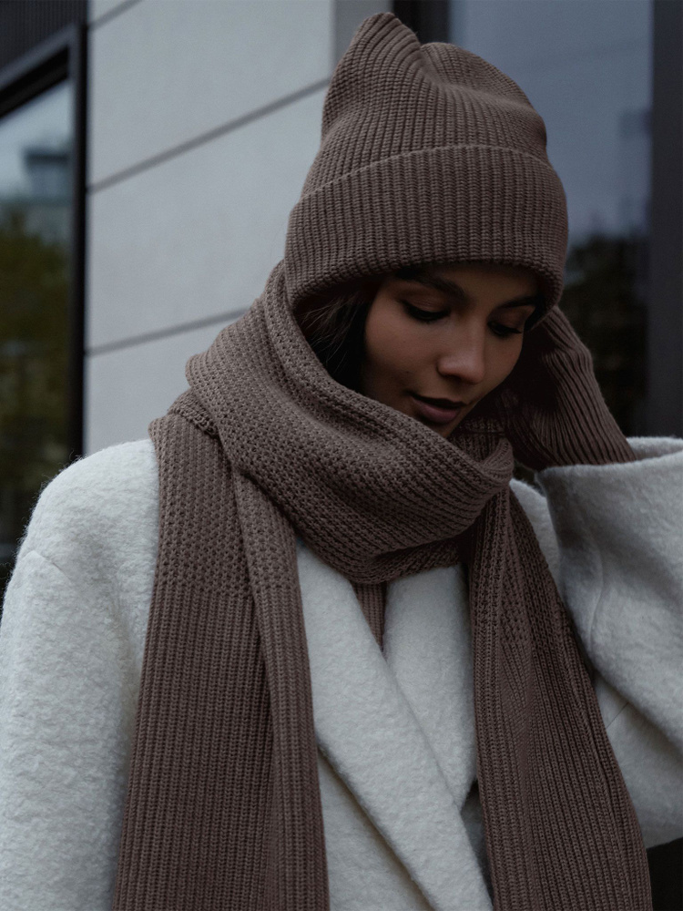 кожаный рюкзак и шарф крупной вязки