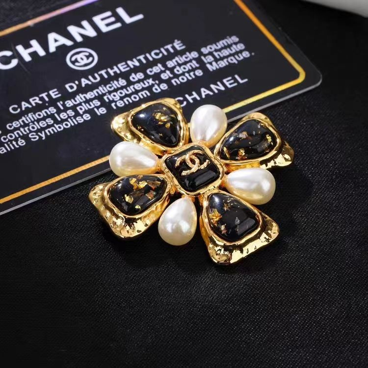 CHANEL брошь - купить с доставкой по выгодным ценам в интернет-магазине ...