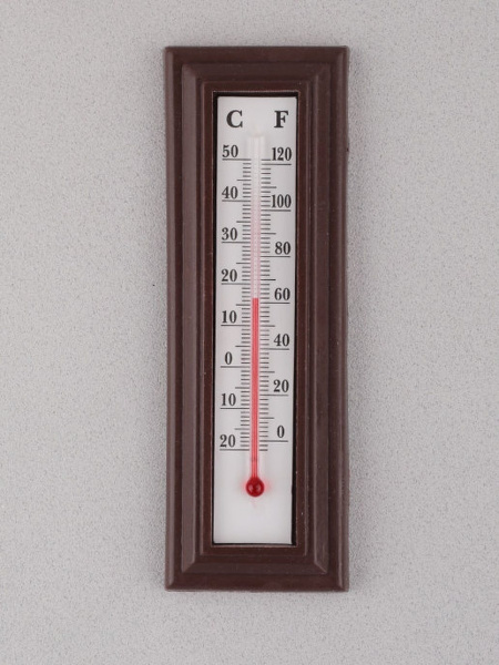 термометр в интерьере комнаты