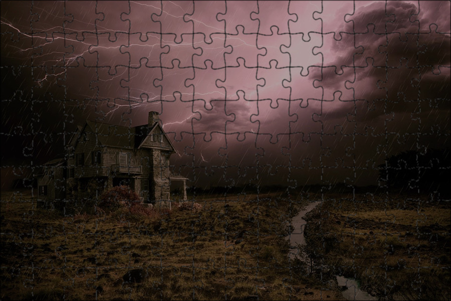 мрачный особняк в грозу, одинокий свет в окне