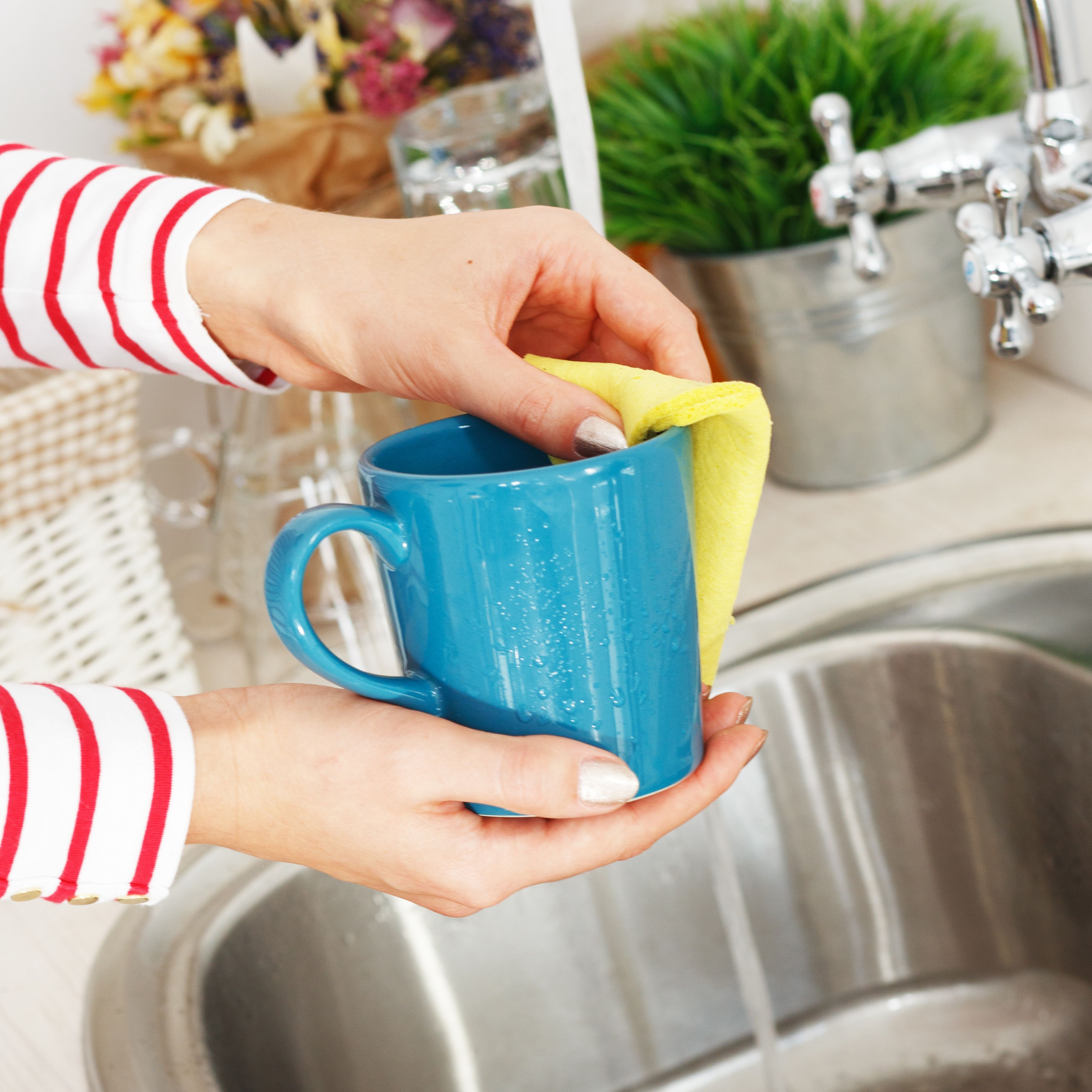 Чашки вымыть. Грязная чашка. Губка с моющим средством. Чем отмыть кружку. Женщина моет чашку.