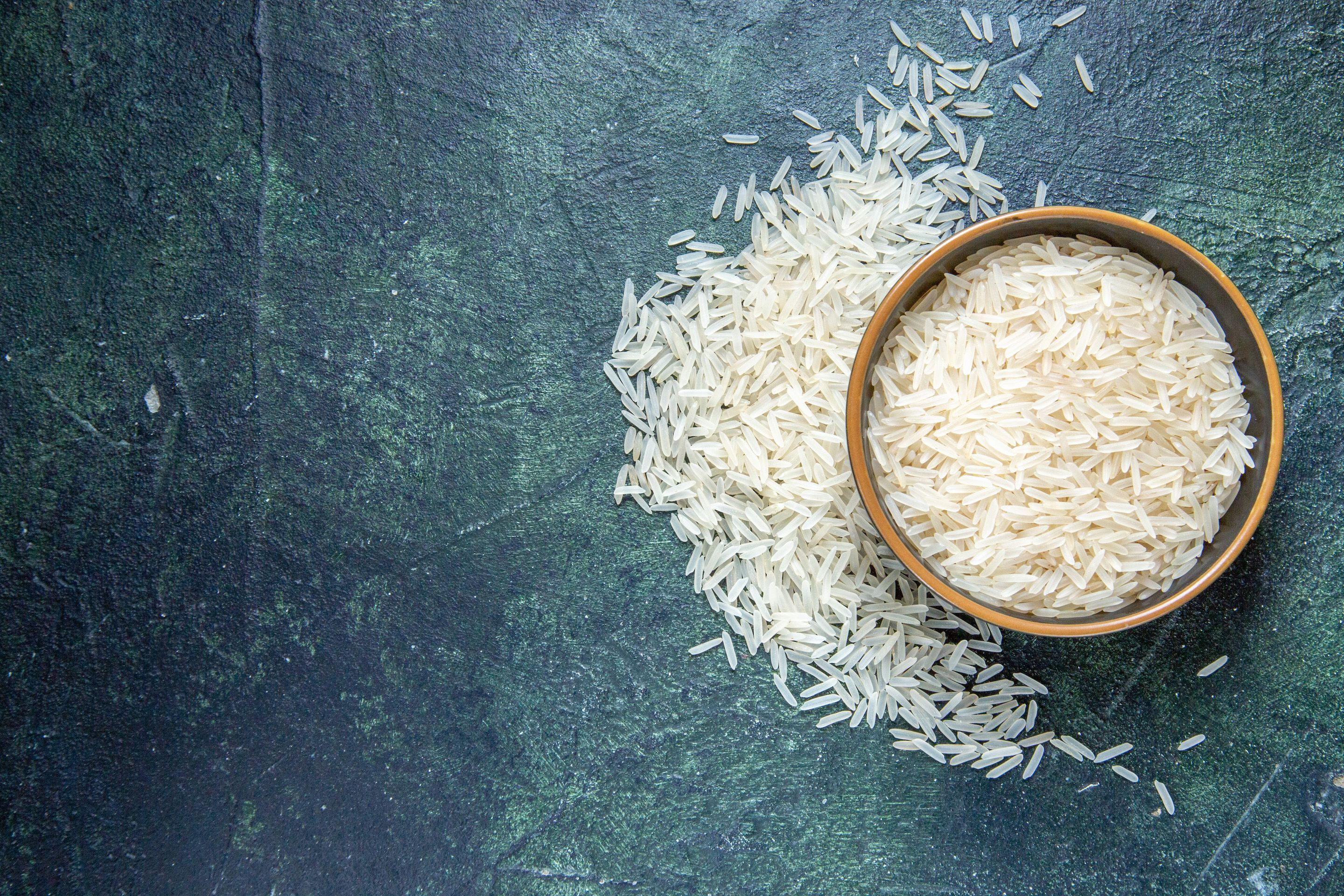 Замачивание риса в воде. Рисовая крупа. Рис сырой. Рис вид сверху. Рис (зерно).
