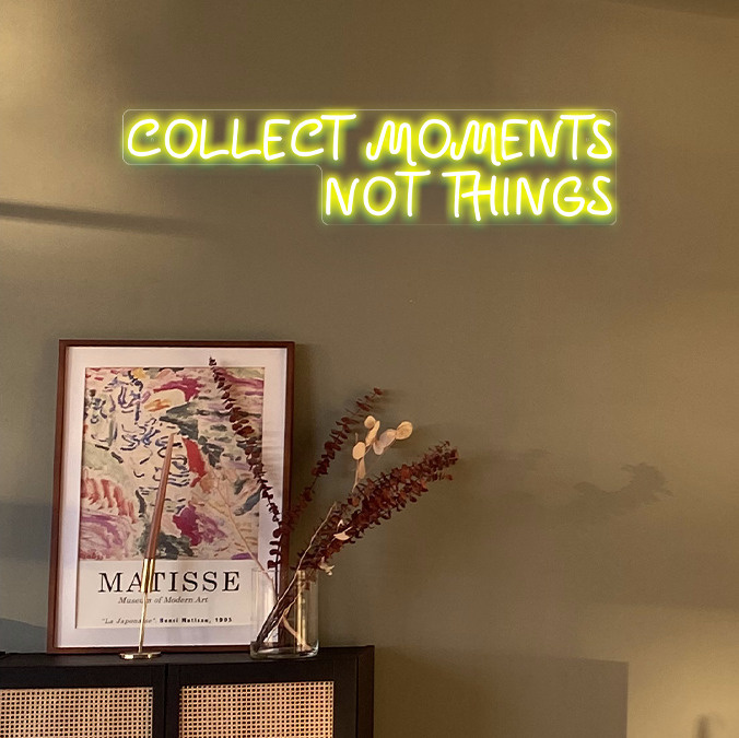 Табличка неоновая Коллекционируй моменты, а не вещи Collect moments not things, 19х80 см, желтая  #1