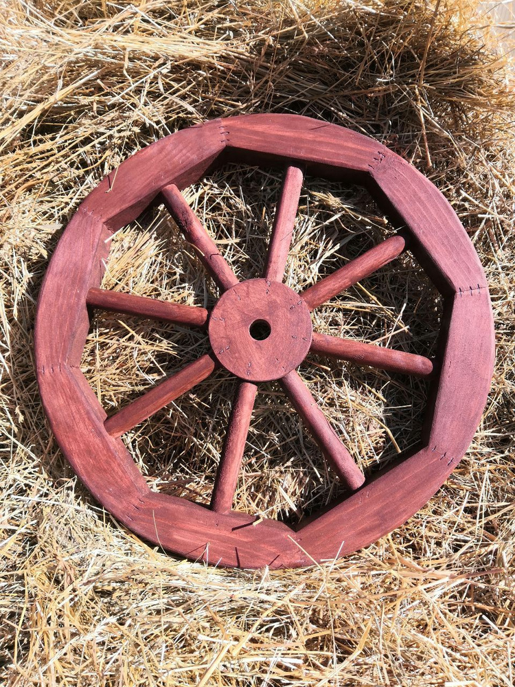 Деревянное колесо от телеги для декора ландшафта