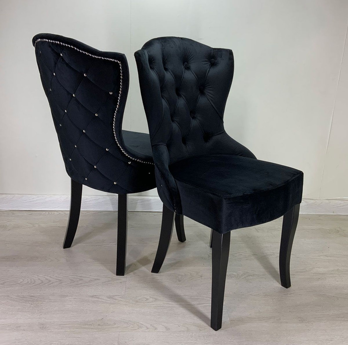 Обеденный стул с мягкой обивкой. Kartell кресло. Стул с металлическими ножками велюр. Серая обивка стульев. Мягкие стулья под темный лак.