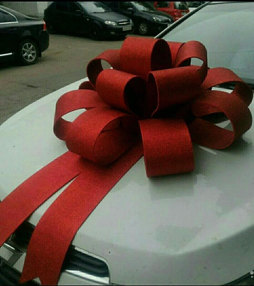 Бант на капот. Бант на капот. Украшение на машину с бантом. Большие банты на машину. Украшение на машину фары.