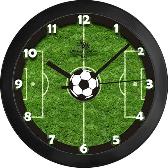 часы на футбольном поле