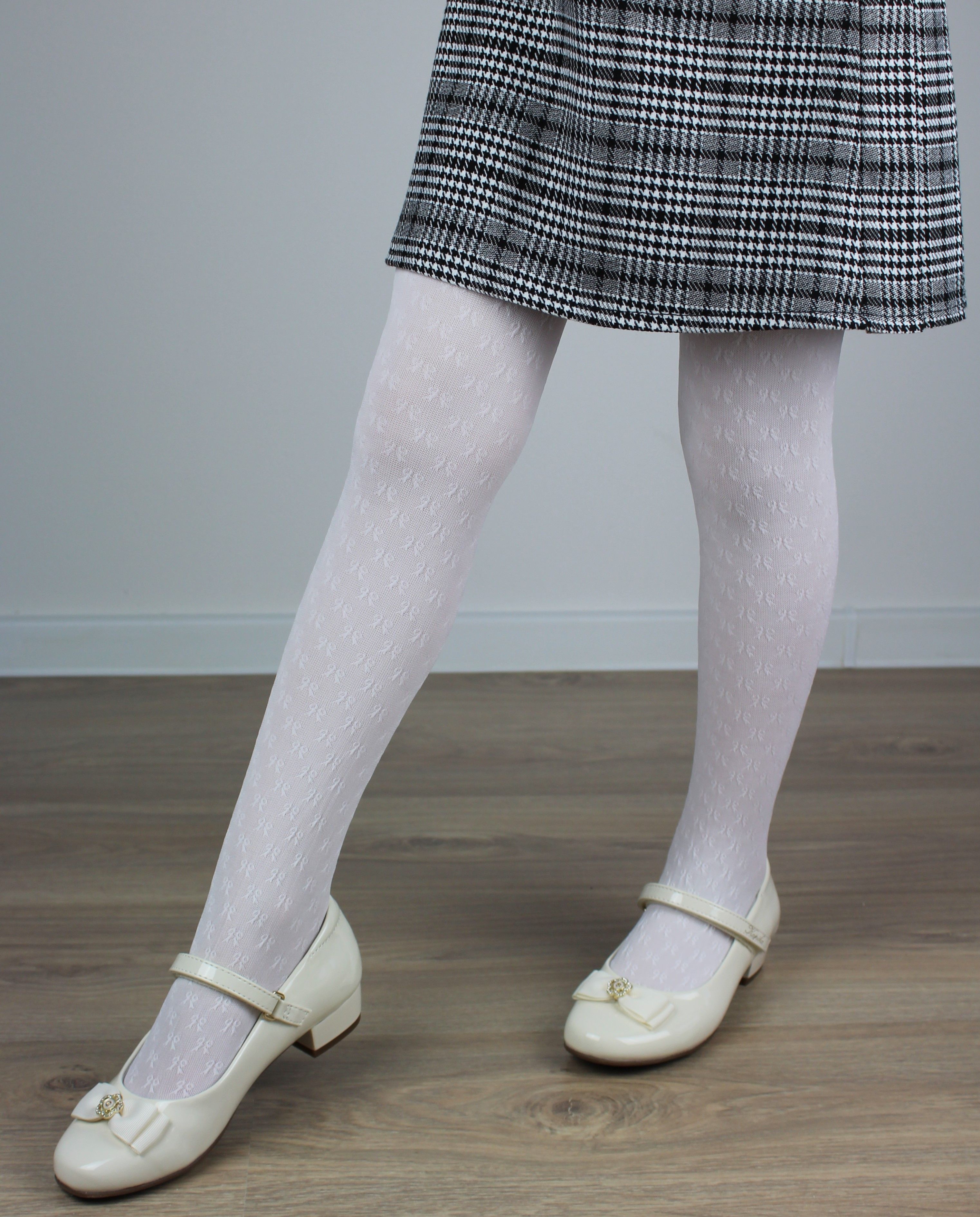 Қыз баяу трусигін шешеді (кейіннен түсірілген бейне) Жыныс мүшесін қынапқа енгізу процесін бақылаңыз