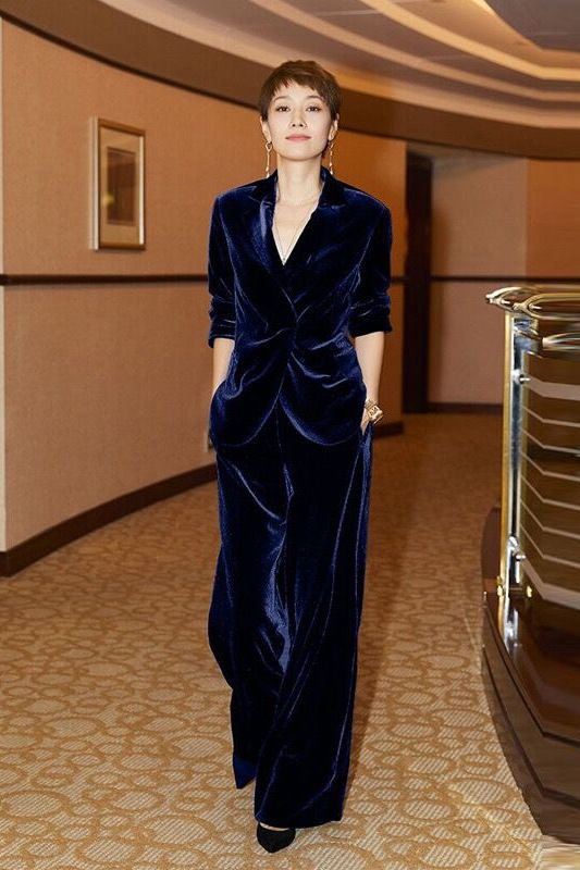 бархатный костюм с шелковым топом новогодний образ