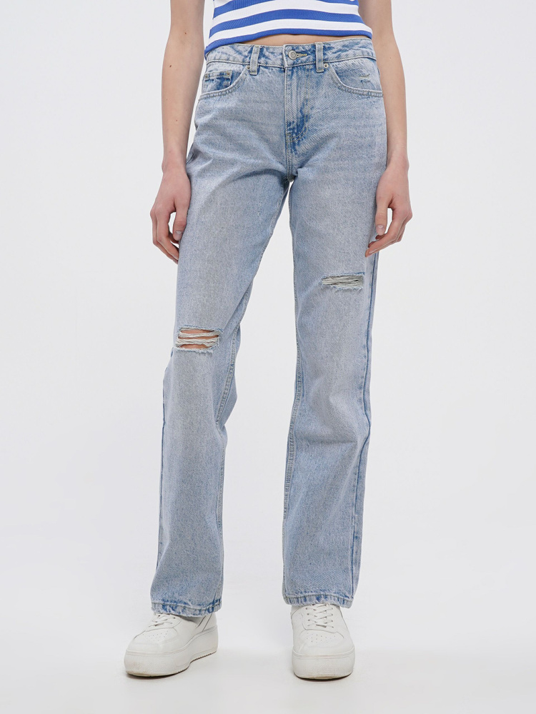 Женские джинсы с дырками: модный тренд сезона