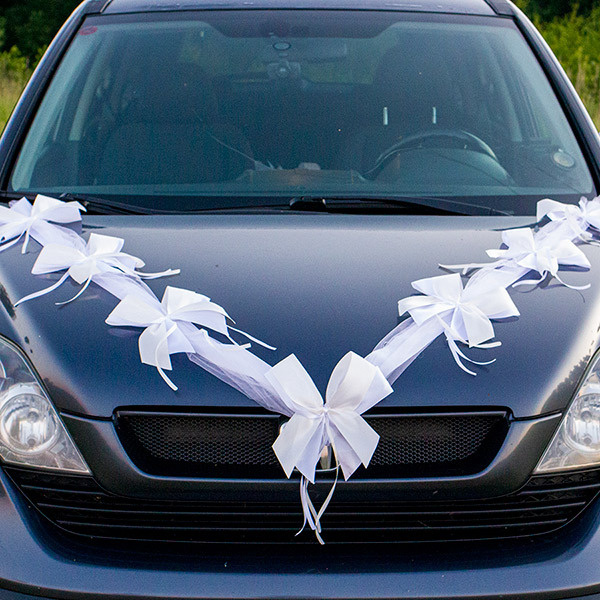 Как выбрать и украсить машины гостей на свадьбу?