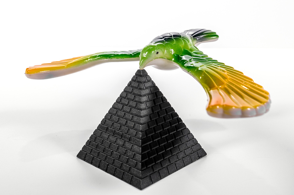 птица балансир. игрушка птица балансирует на клюве. игрушка для птиц. игрушка для птиц. игрушка балансирующая птица.