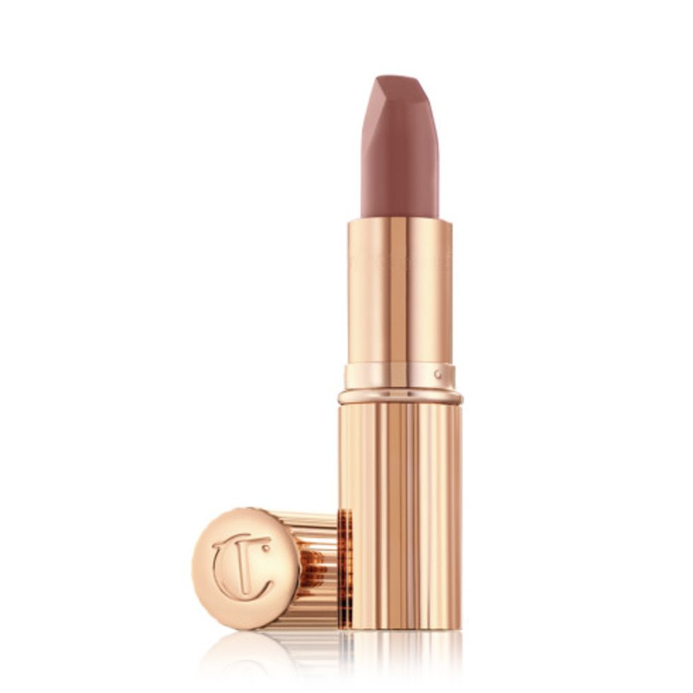 Charlotte Tilbury Матовая губная помада MATTE REVOLUTION Lipstick (Very  Victoria) 3,5 гр - купить с доставкой по выгодным ценам в интернет-магазине  OZON (1213191936)