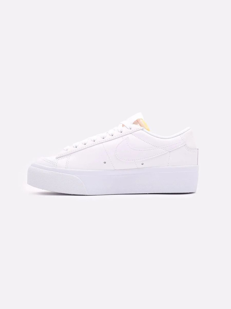 Nike blazer low outlet trainers in white