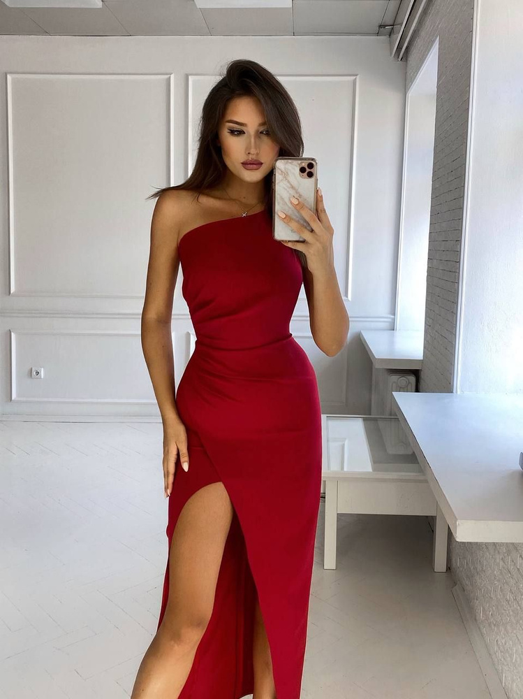 Роковое красное платье