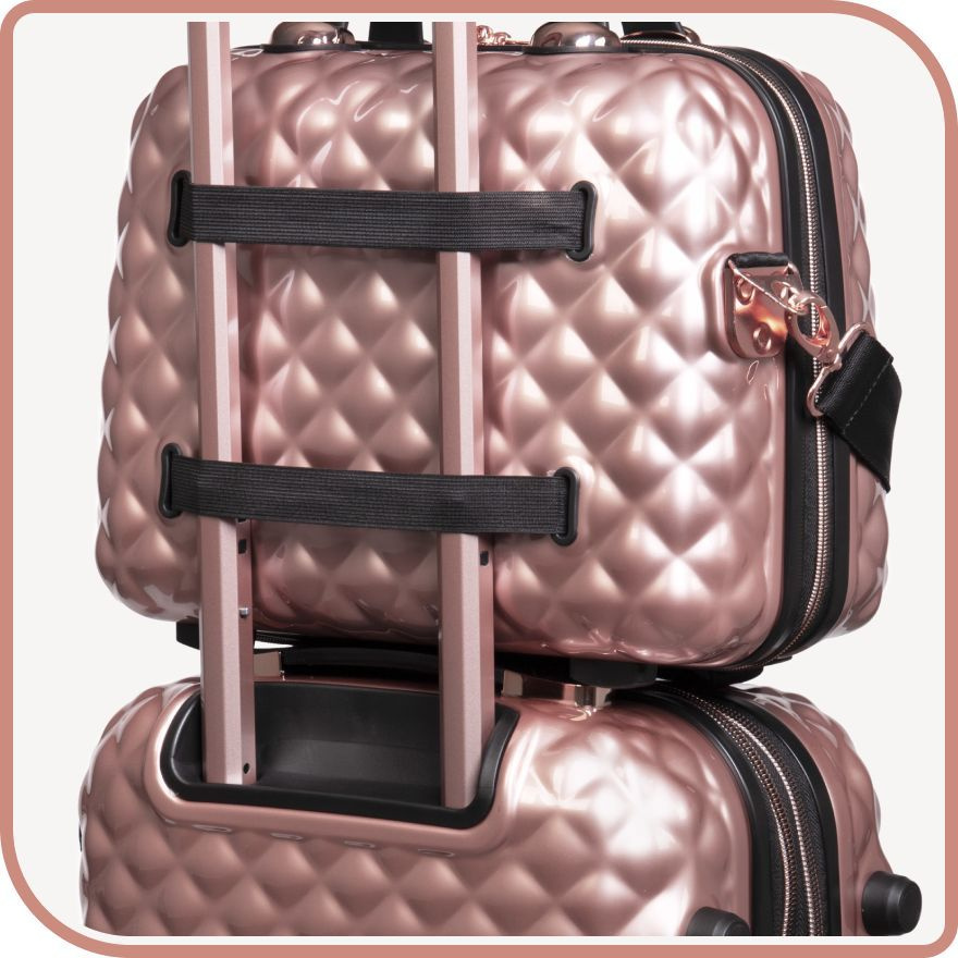 Достоинство бьюти-кейса Glitzy британского бренда itluggage: ремни для крепления к чемодану.