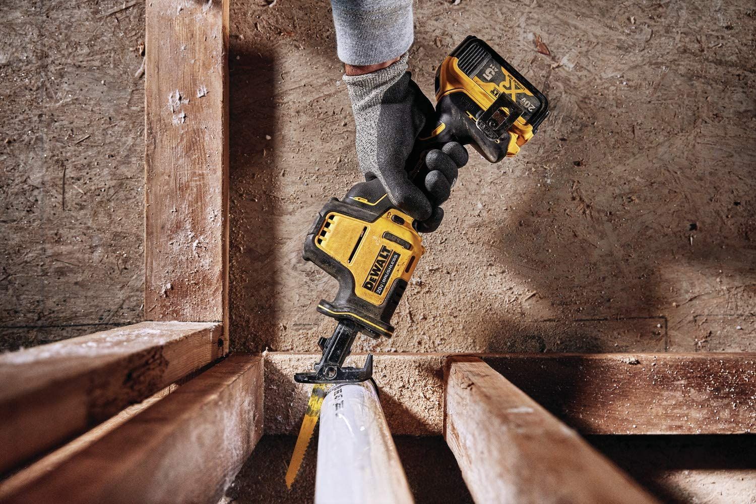 Аккумуляторная бесщеточная сабельная пила. DEWALT dcs369n. Сабельная пила DEWALT dcs369. Девольт 369 пила сабельная. Сабельная пила девольт аккумуляторная 18.