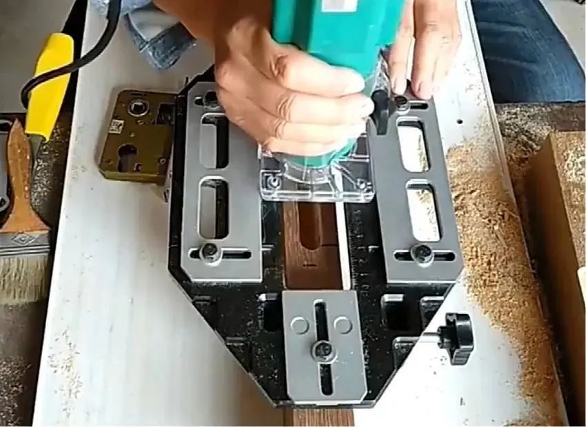 Кондуктор для врезки петель и замков в двери / столярные инструменты ...