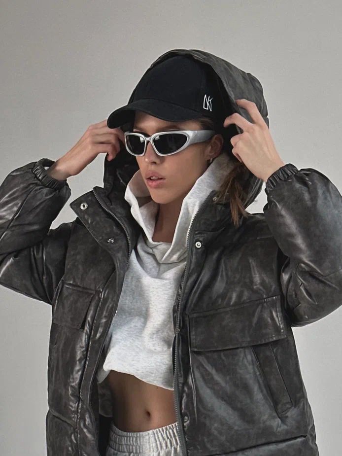 женщина в стильной куртке из экологичных материалов