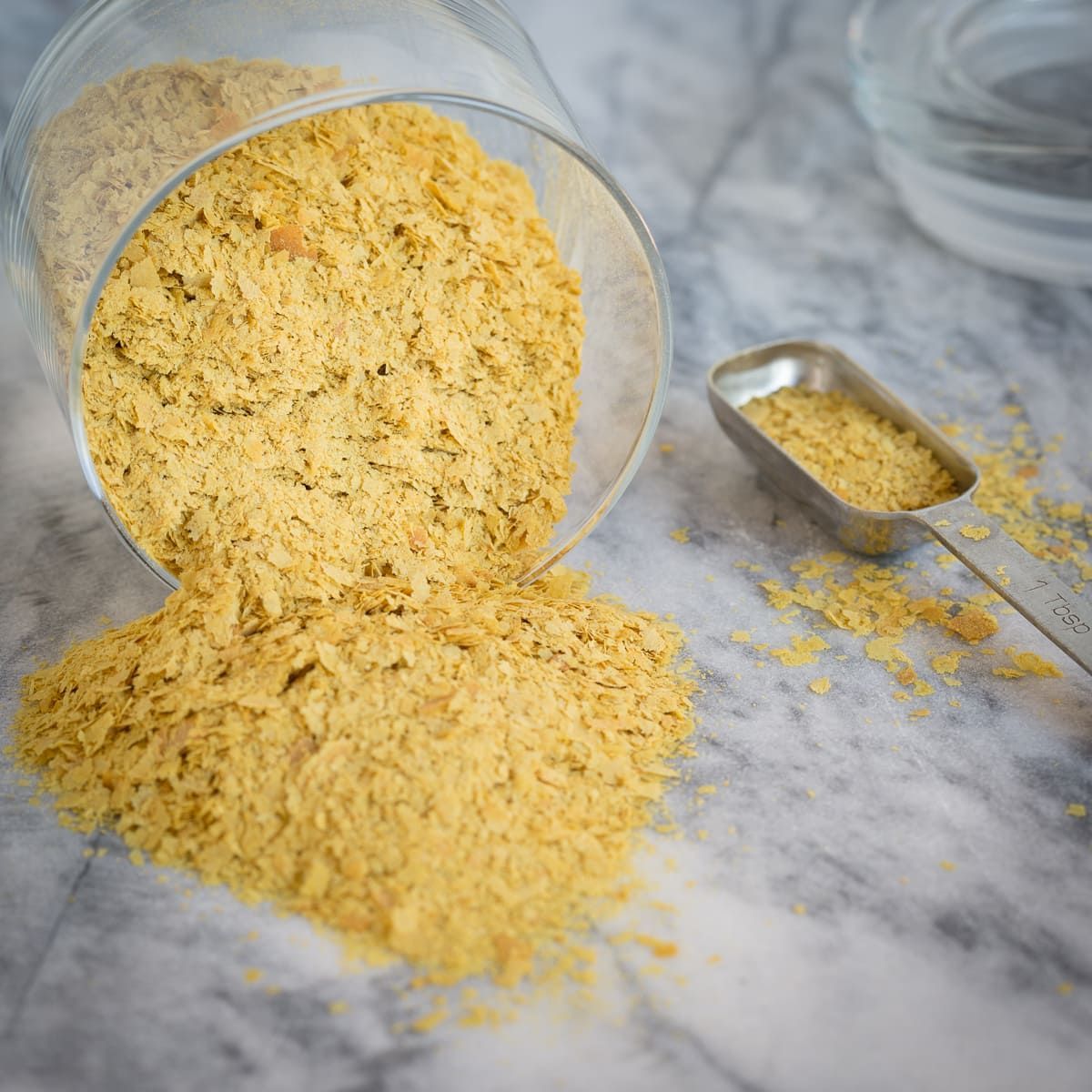 Пищевые дрожжи. Nooch дрожжи. Nutritional yeast. Дрожжи Нуч. Пищевые дрожжи витамин b1.