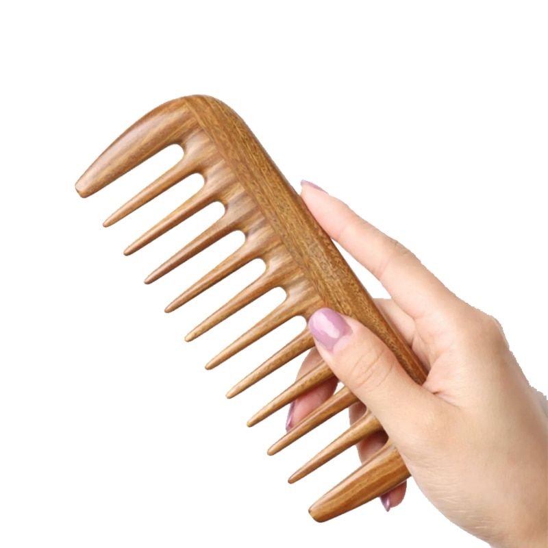 расчесывание волос гребнем с широкими зубьями